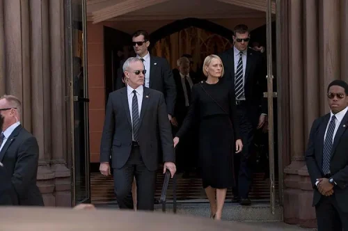 【豆瓣8.8】《纸牌屋 第六季》8集高清美剧在线观看网盘下载